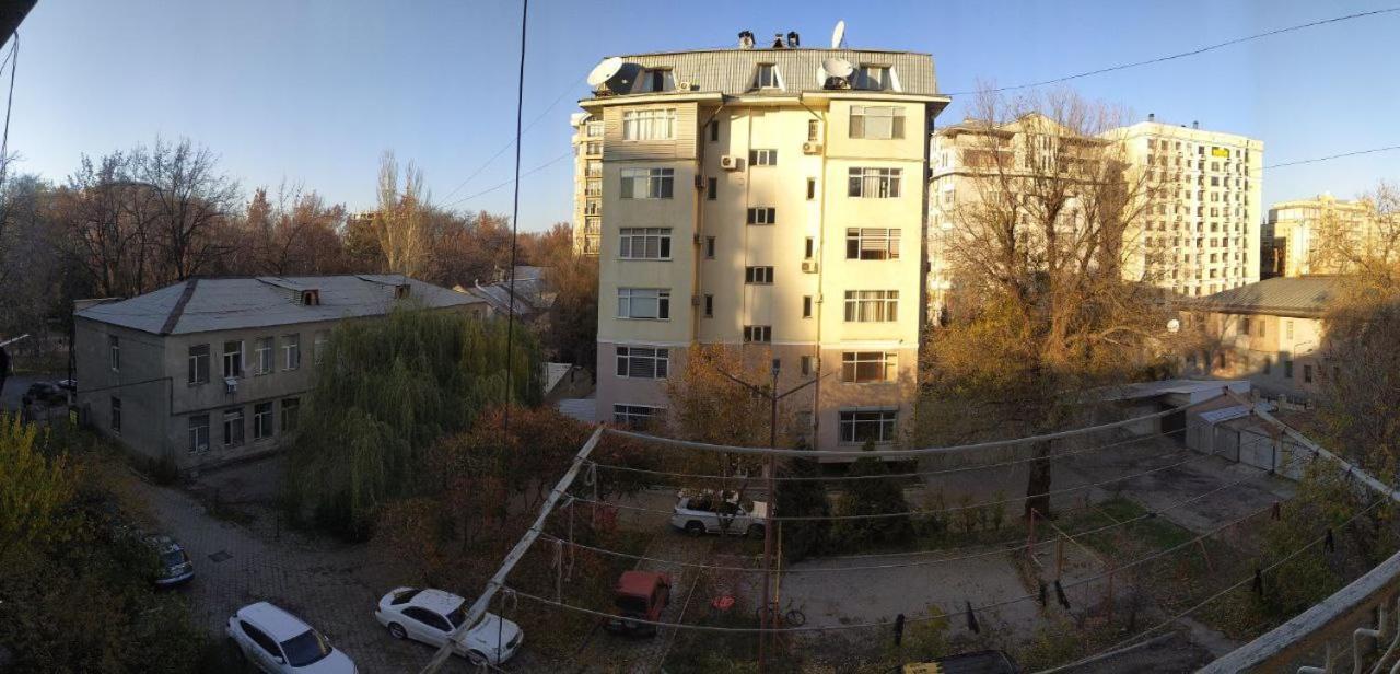 Aura On Erkindik Boulevard Bisjkek Buitenkant foto