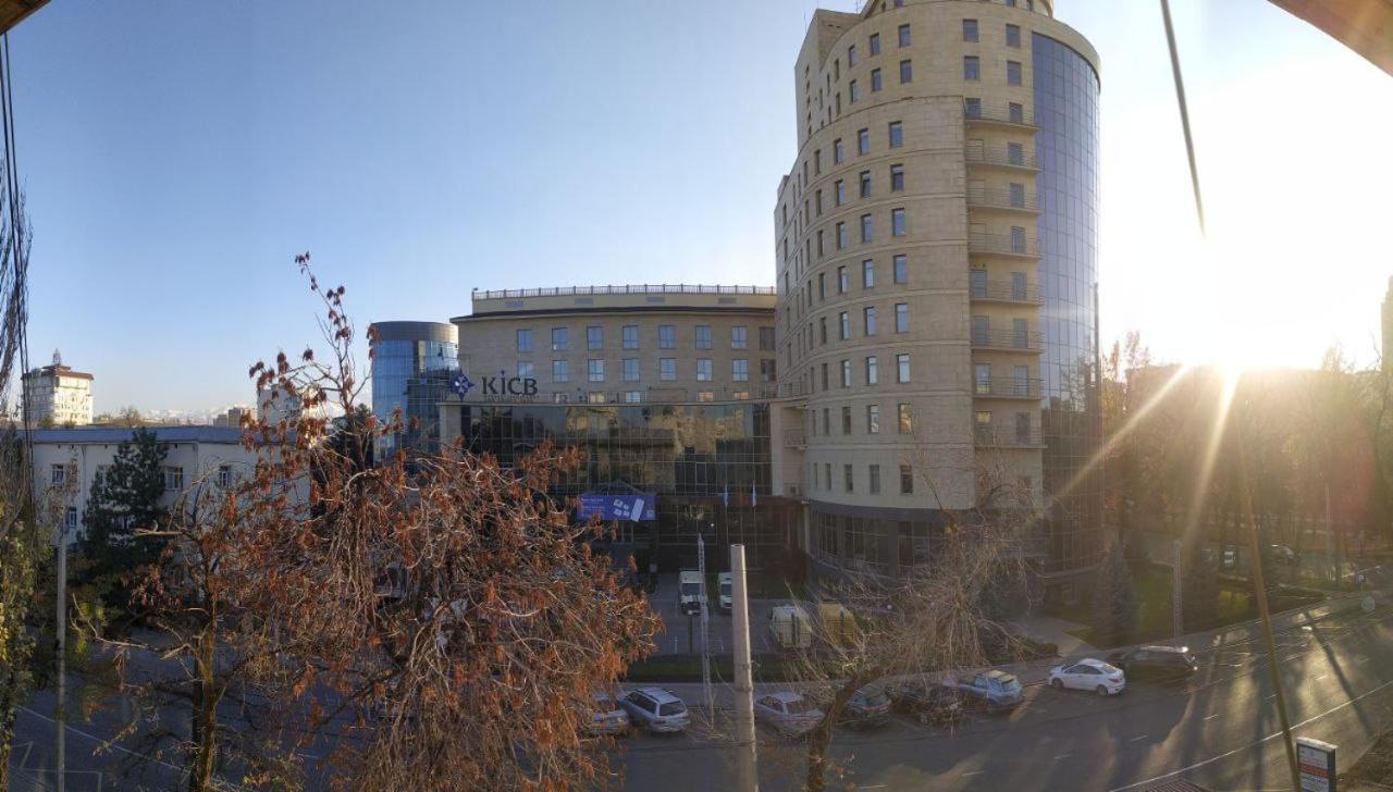 Aura On Erkindik Boulevard Bisjkek Buitenkant foto