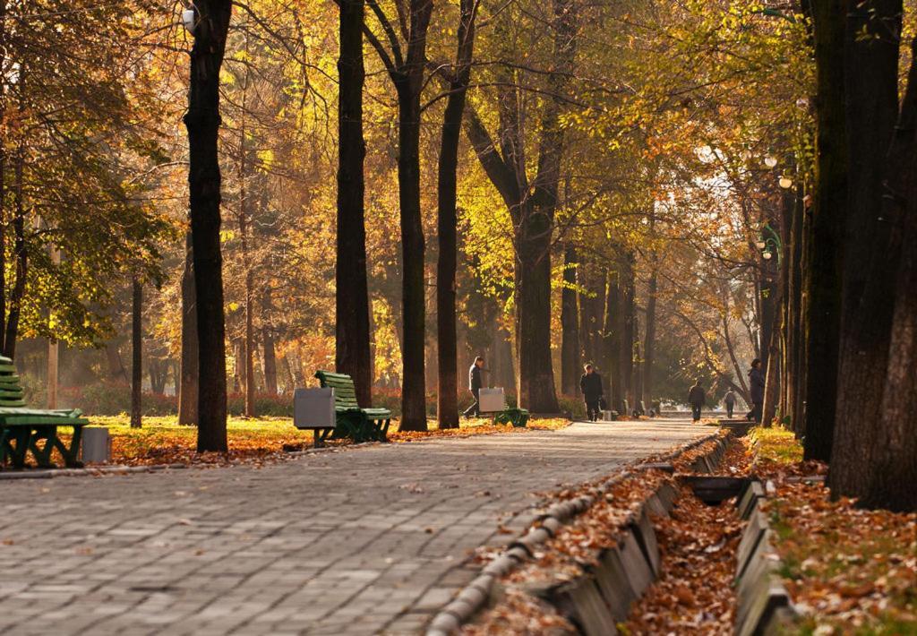 Aura On Erkindik Boulevard Bisjkek Buitenkant foto
